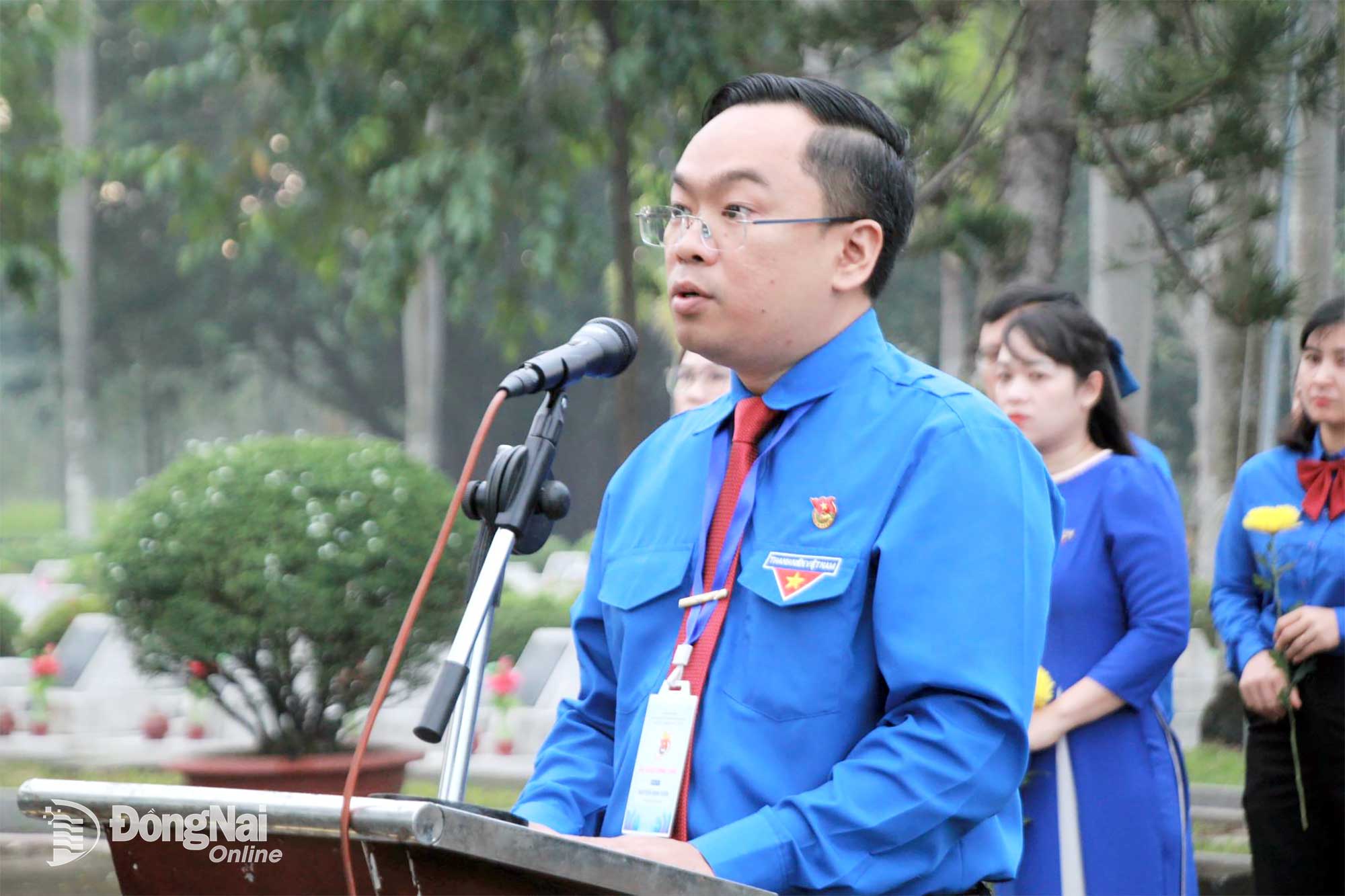 Tỉnh ủy viên, Phó Chủ tịch Ủy ban MTTQ Việt Nam tỉnh, Bí thư Tỉnh đoàn Đồng Nai Nguyễn Minh Kiên tỏ lòng biết ơn đối với các anh hùng liệt sĩ tại Nghĩa trang liệt sĩ tỉnh. Ảnh: Nga Sơn