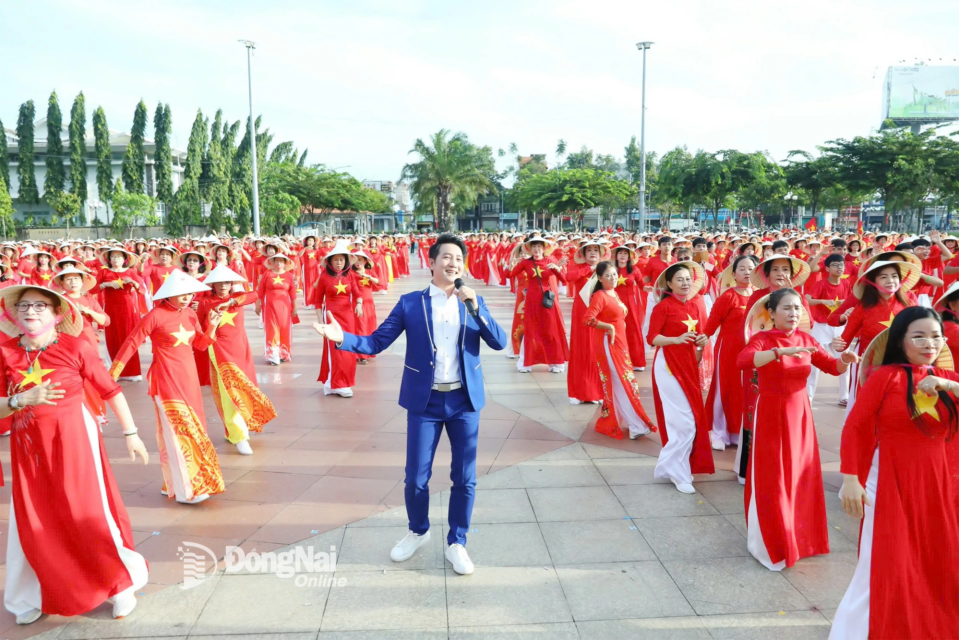 Ca sĩ Nguyễn Phi Hùng biểu diễn trong Chương trình Đồng diễn xếp hình chào mừng kỷ niệm 80 năm Quốc khánh 2-9, tại công viên Dương Tử Giang.