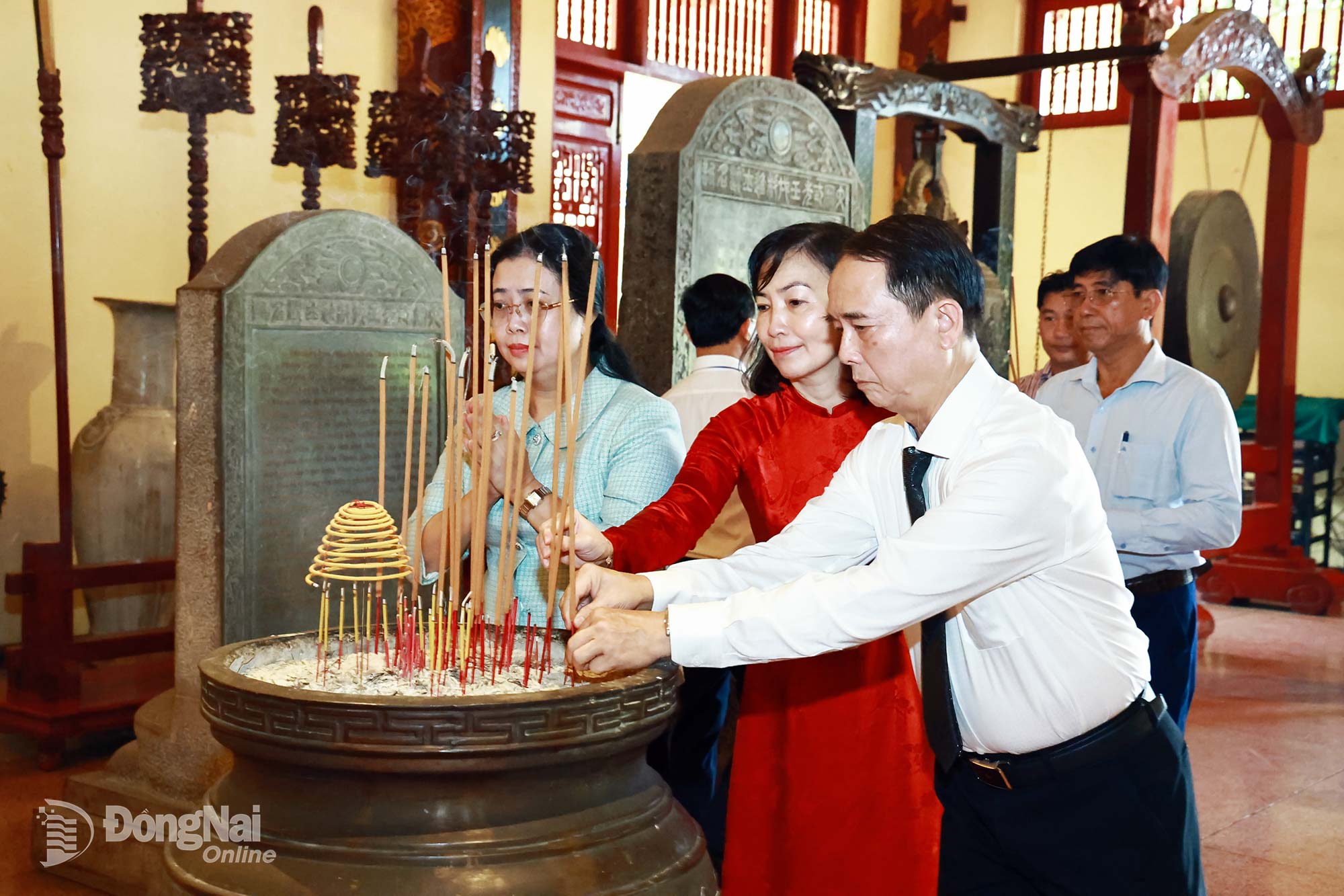 Đại biểu dâng hương tưởng nhớ các bậc tiền nhân thờ tại Văn miếu Trấn Biên. Ảnh: Công Nghĩa