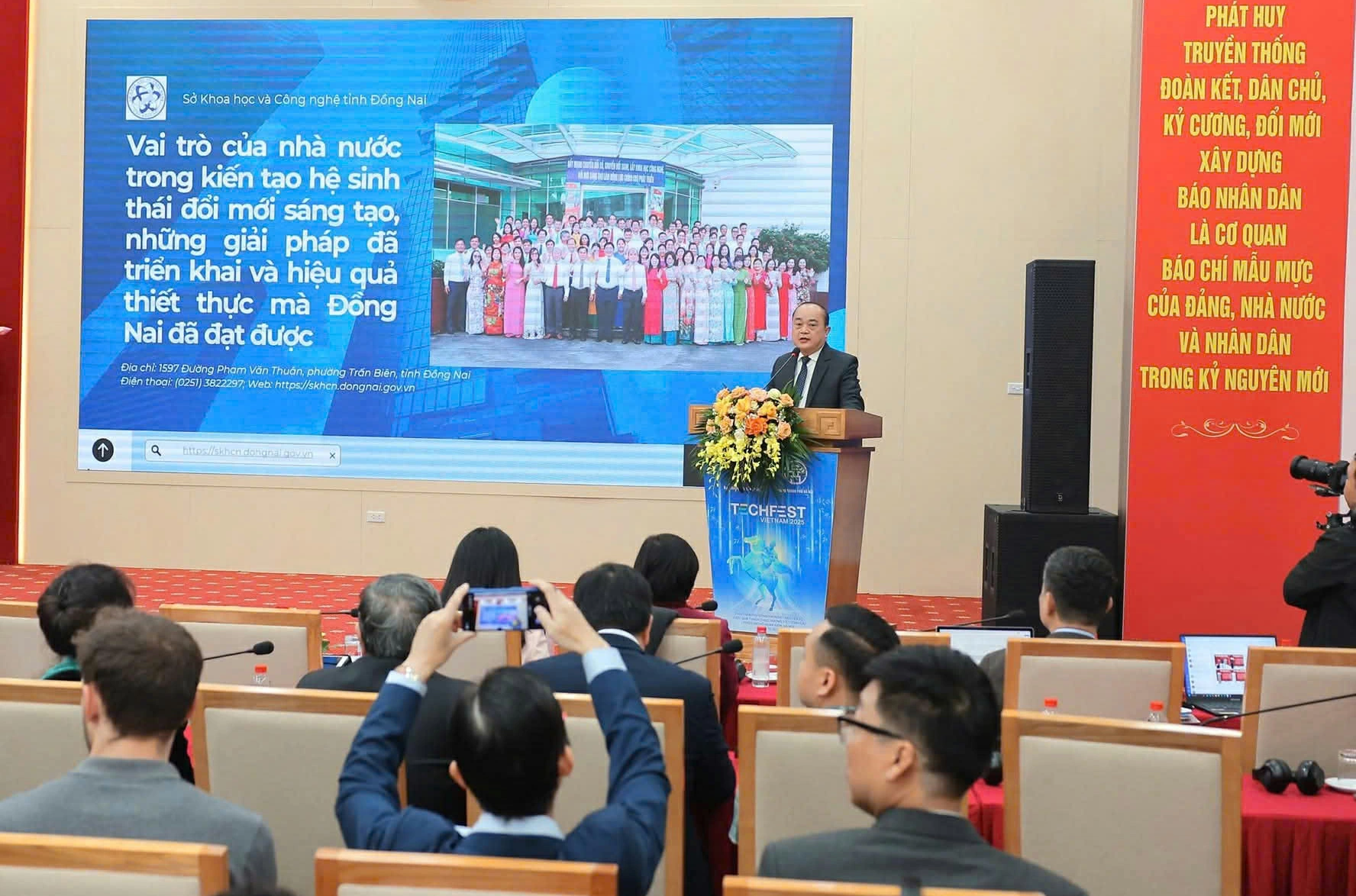 Phó Giám đốc Sở Khoa học và Công nghệ tỉnh Đồng Nai Võ Hoàng Khai trình bày tham luận tại hội thảo về đổi mới sáng tạo trong chuỗi sự kiện Techfest Việt Nam 2025. Ảnh: CTV