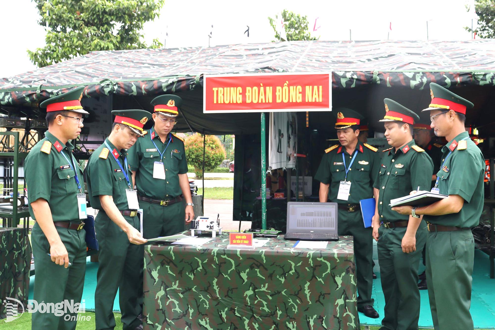 Thượng tá Trần Xuân Chiến (thứ 3, từ trái qua), Phó Tham mưu trưởng Bộ Chỉ huy Quân sự thành phố Đồng Nai kiểm tra mô hình nâng chất huấn luyện của tuổi trẻ Trung đoàn Đồng Nai thuộc Bộ Chỉ huy Quân sự thành phố.