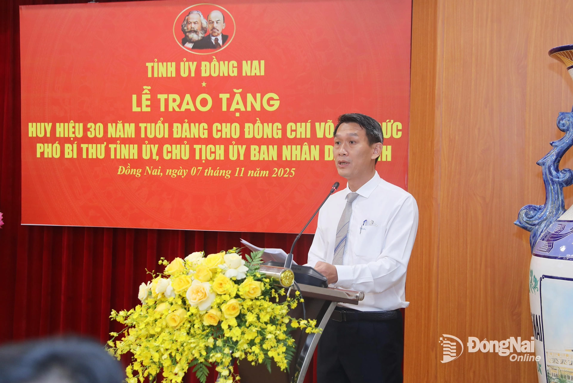 Tỉnh ủy viên, Phó Trưởng ban Tổ chức Tỉnh ủy Đồng Nai Đỗ Đức Hòa công bố quyết định của Ban Thường vụ Tỉnh ủy về trao tặng Huy hiệu 30 năm tuổi Đảng cho Phó Bí thư Tỉnh ủy, Chủ tịch UBND tỉnh Đồng Nai Võ Tấn Đức. Ảnh: Huy Anh