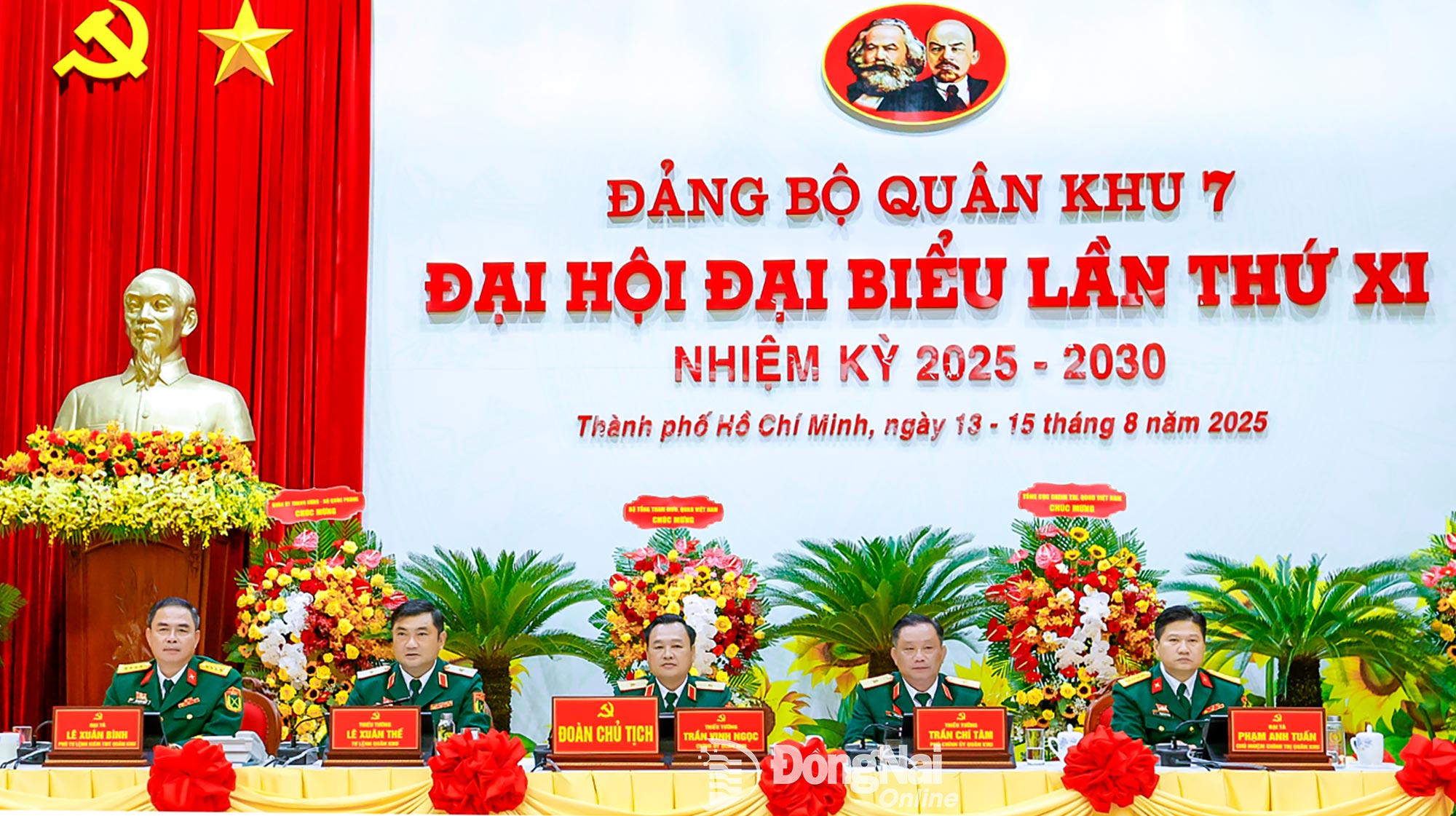 Đoàn Chủ tịch Đại hội Đại biểu Đảng bộ Quân khu 7 lần thứ XI, nhiệm kỳ 2025-2030 điều hành đại hội phiên trù bị chiều 13-8. Ảnh: BQK7
