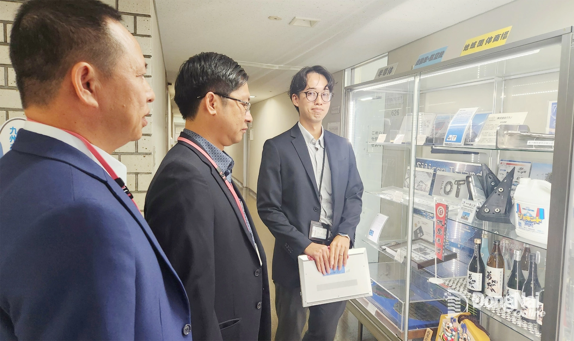 Đoàn tỉnh Đồng Nai được METI - Kyushu giới thiệu khu trưng bày các sản phẩm tiêu biểu vùng Kyushu, Nhật Bản. Ảnh: Hữu Đức