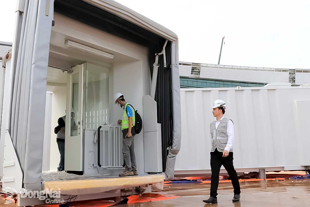 Trước khi được nâng để lắp đặt vào phần kết cấu thép khu cầu ống lồng, các cầu ống lồng sẽ được đội ngũ kỹ sư, chuyên gia kiểm tra kỹ lưỡng. Ảnh: Phạm Tùng  