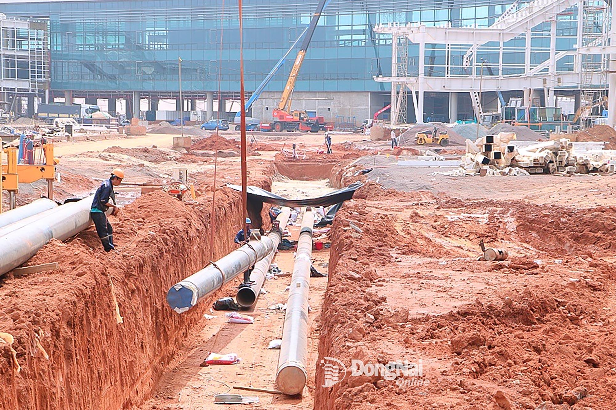 Trong khi đó, hệ thống ống ngầm dẫn nhiên liệu cho khu vực sân đỗ máy bay số 1, 2, 3, 4 trước nhà ga hành khách cũng được thi công lắp đặt. Hạng mục này theo kế hoạch sẽ hoàn thành trước ngày 20-10-2025. Ảnh: Phạm Tùng