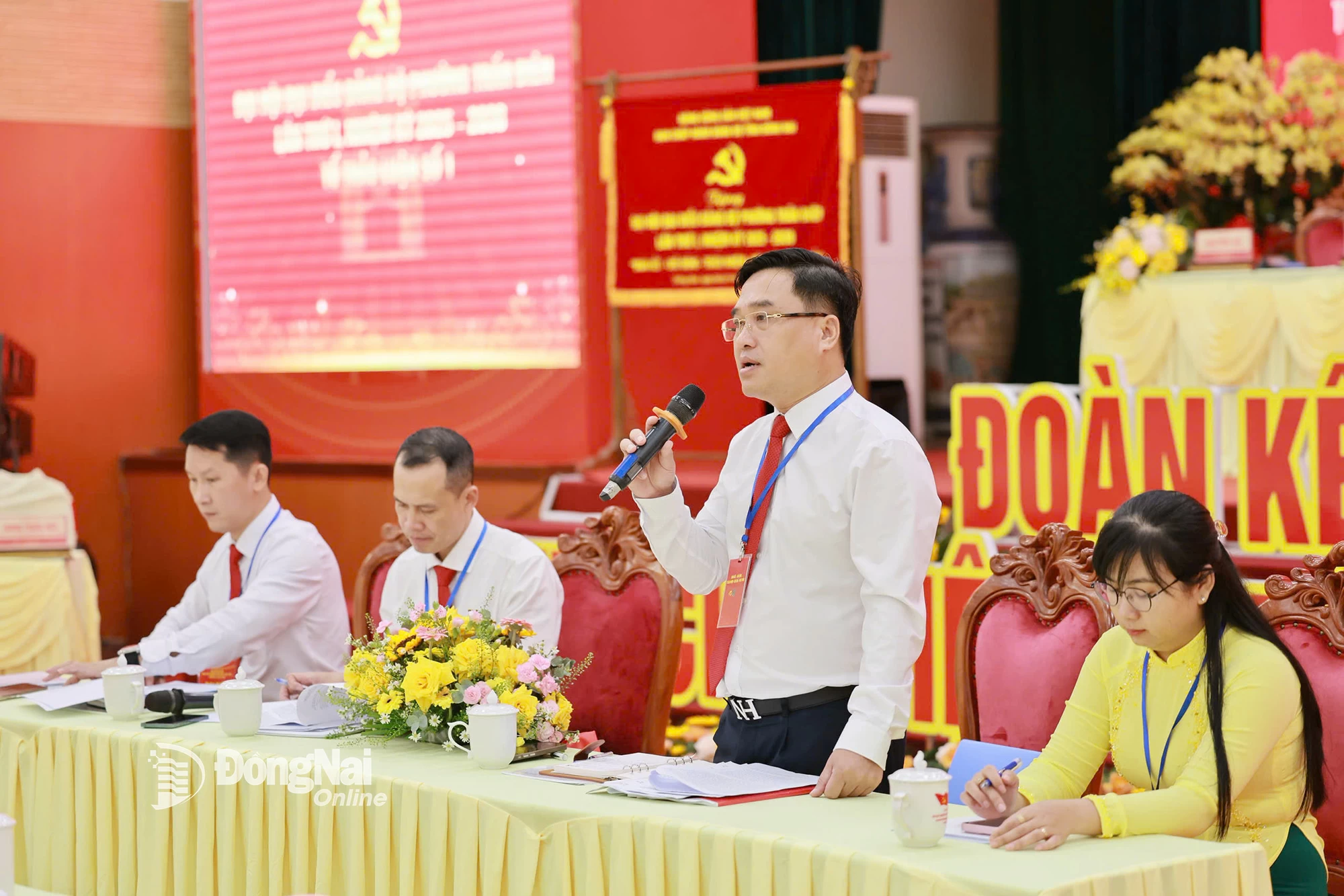 Ủy viên Ban Thường vụ Tỉnh ủy, Bí thư Đảng ủy, Chủ tịch HĐND phường Trấn Biên Hồ Văn Nam tiếp thu ý kiến đóng góp của các đại biểu tại buổi thảo luận. Ảnh: Công Nghĩa