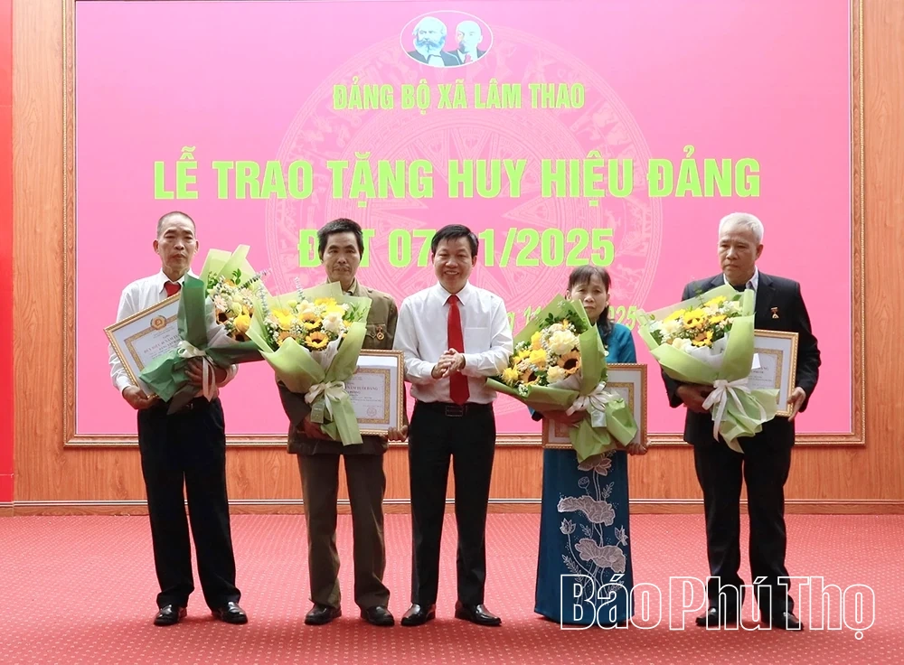Đảng bộ xã Lâm Thao trao tặng Huy hiệu Đảng đợt 7/11/2025