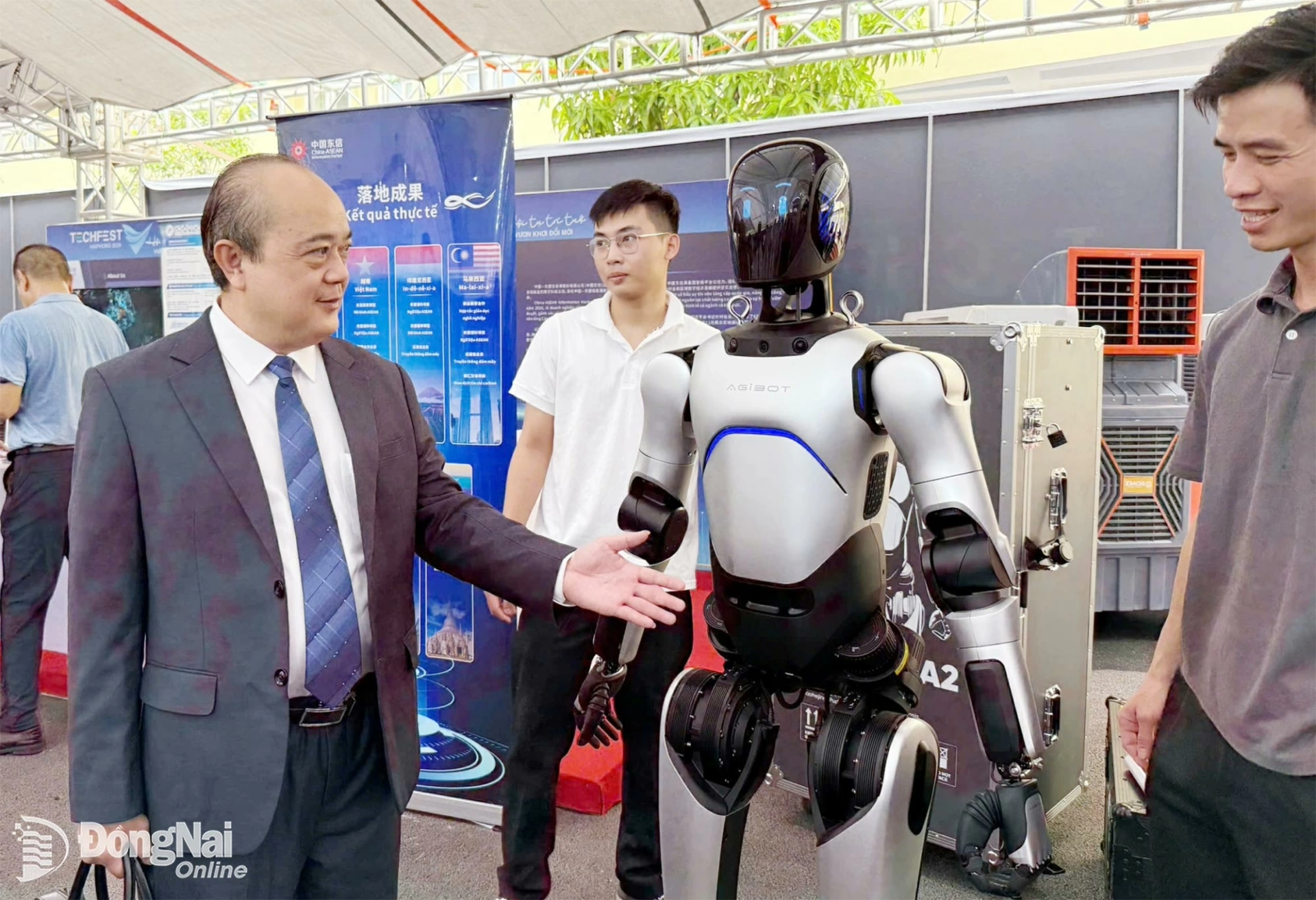 Phó Giám đốc Sở Khoa học và Công nghệ thành phố Đồng Nai Võ Hoàng Khai tham quan gian hàng các sản phẩm công nghệ robotics tại không gian triển lãm công nghệ ở sự kiện Techfest Hai Phong 2026. Ảnh: CTV