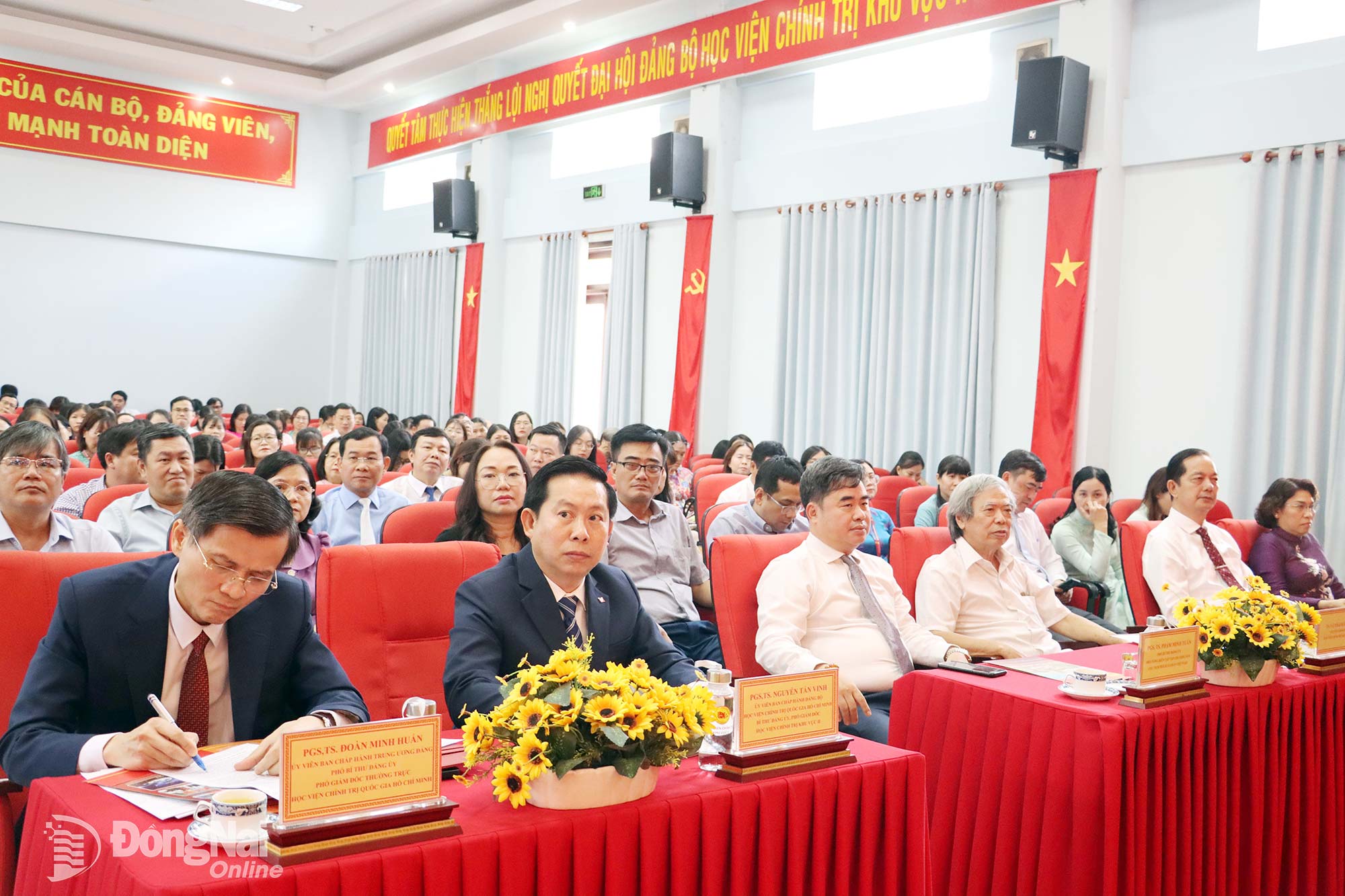 Các đại biểu tham dự lễ. Ảnh: Đặng Hùng