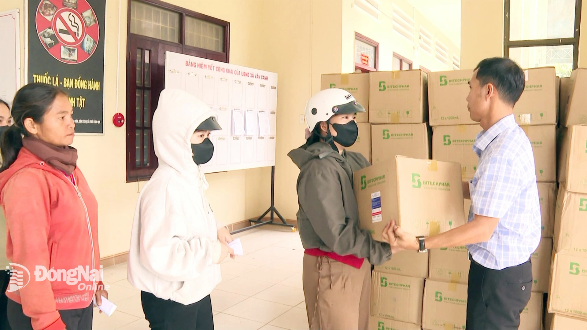 Ngoài phần quà của đoàn công tác, mỗi hộ còn được nhận 1 thùng nước do Hội Chữ thập đỏ tỉnh Gia Lai hỗ trợ