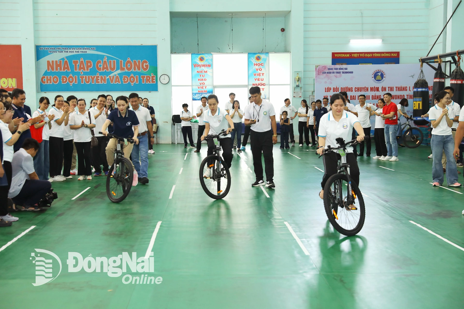 Các đơn vị thi đấu môn bóng xe đạp chậm. Ảnh: Huy Anh