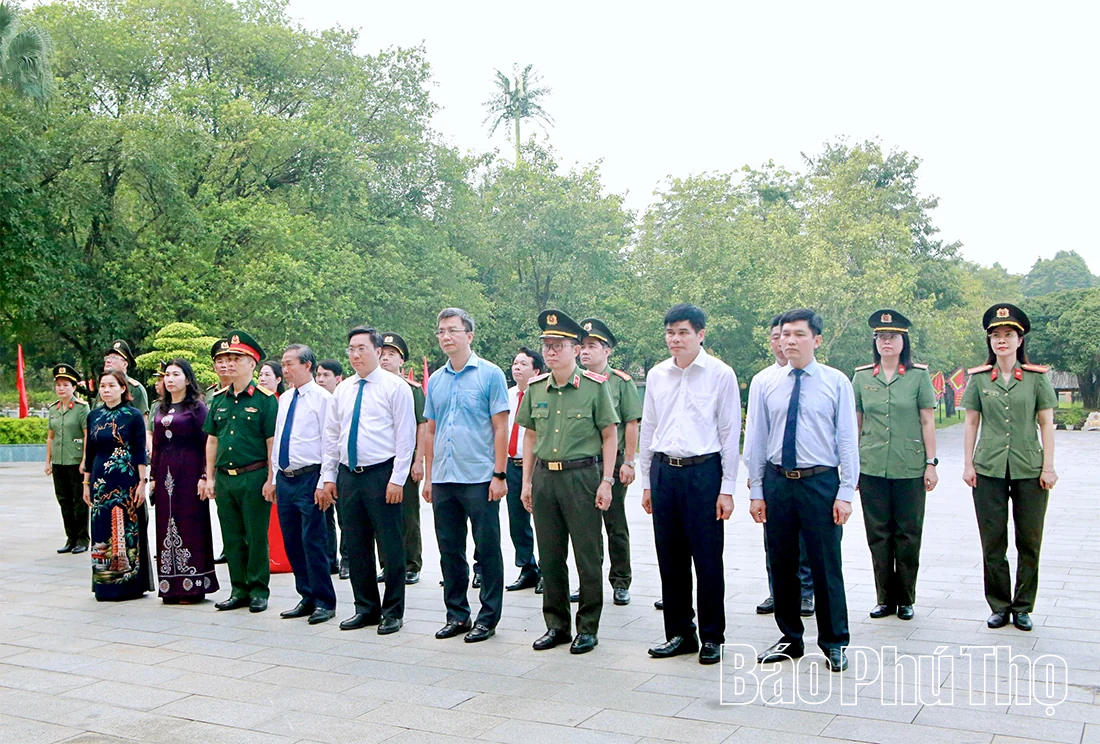 Dâng hương tưởng niệm các Vua Hùng trước Lễ kỷ niệm 72 năm Ngày Bác Hồ về thăm Đền Hùng và khánh thành Tượng đài “Bác Hồ với ngày hội non sông”