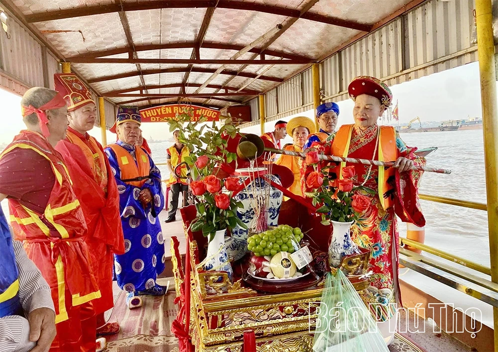 Tục rước nước Đền Tam Giang