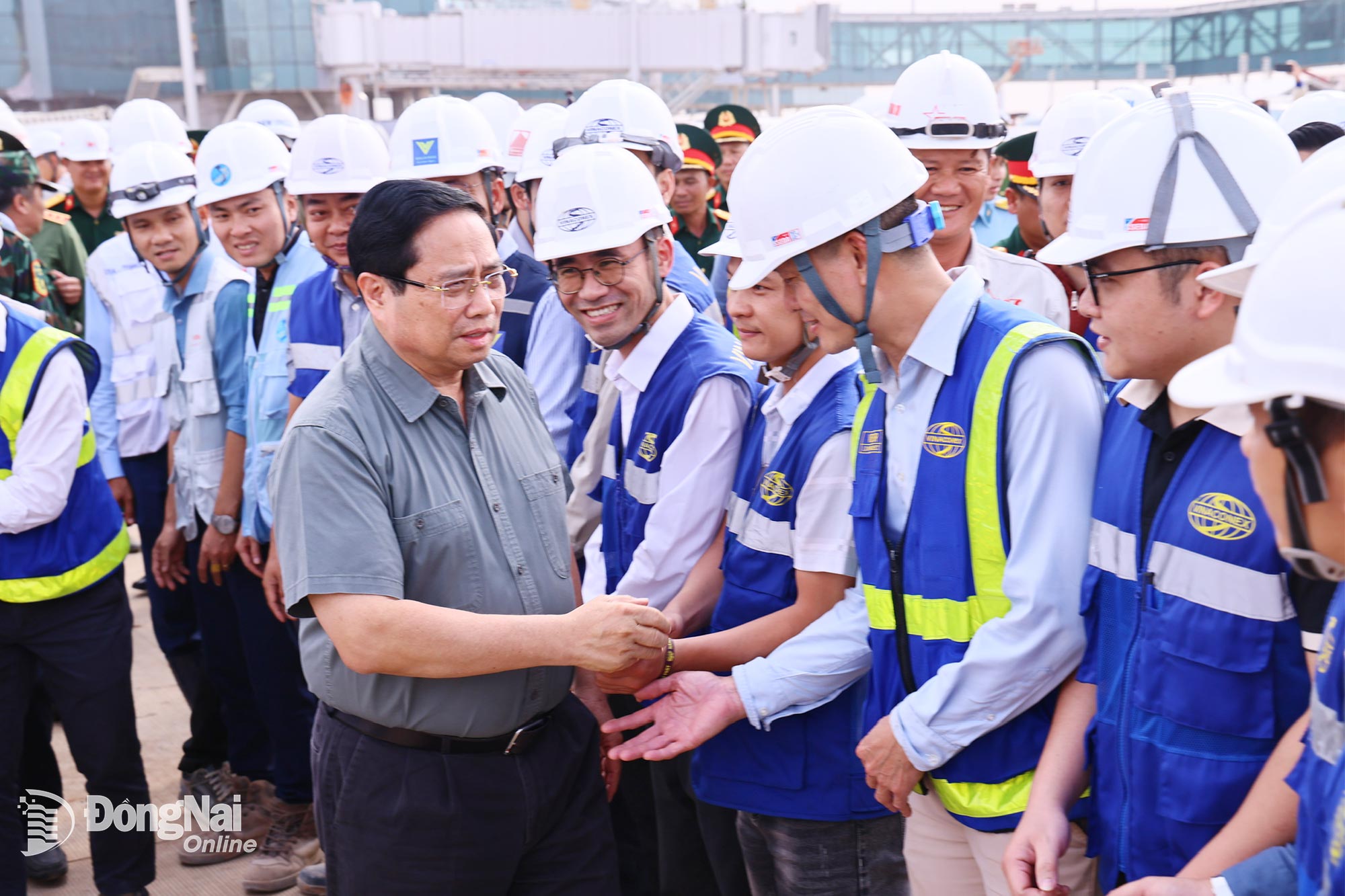 Thủ tướng Chính phủ Phạm Minh Chính thăm hỏi, động viên lực lượng thi công Dự án Sân bay Long Thành. Ảnh: Công Nghĩa