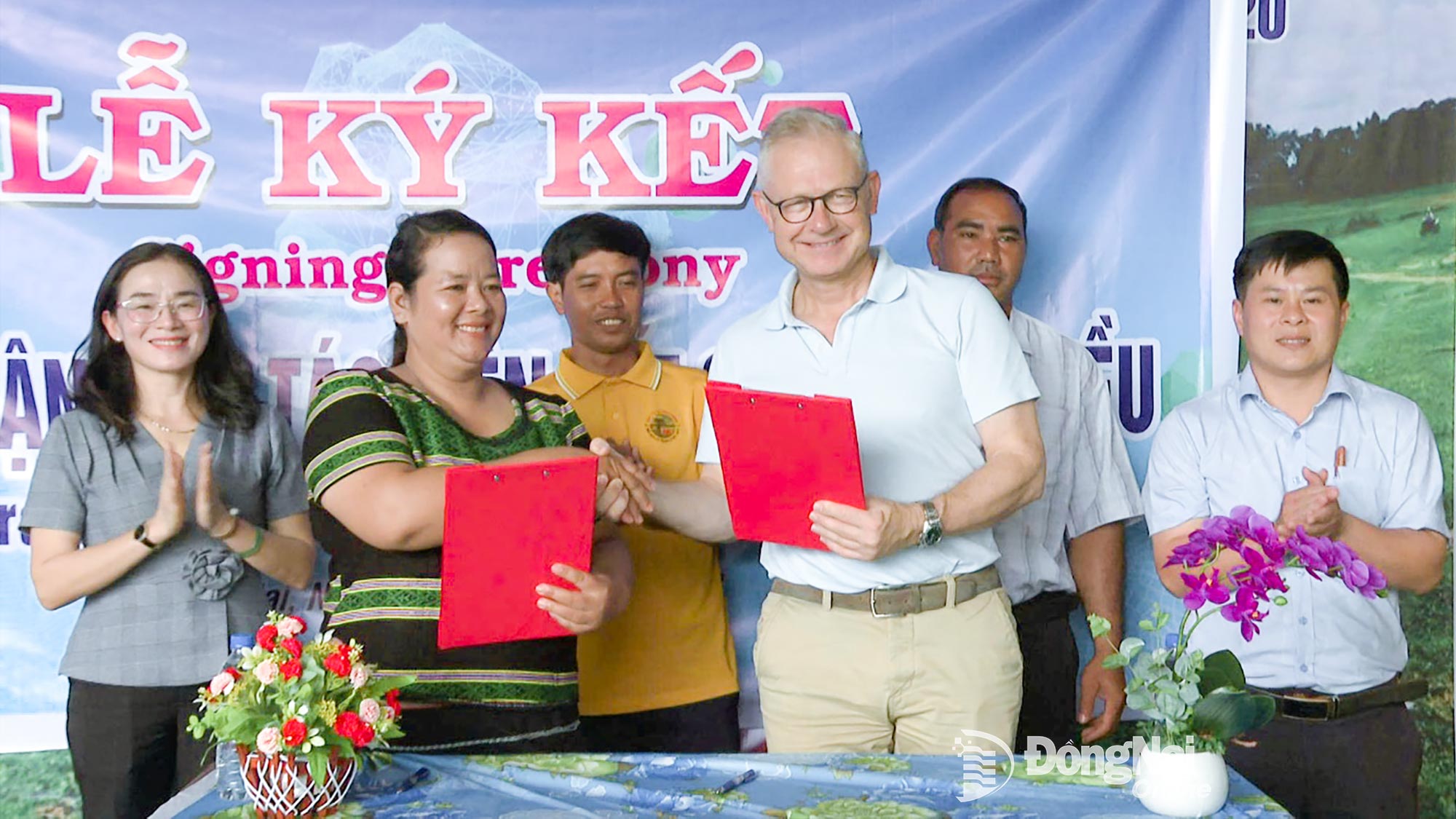 Chị Thị Khưi, Giám đốc Hợp tác xã điều hữu cơ Trảng cỏ Bù Lạch ký hợp tác thu mua điều với đại diện Công ty TNHH điều Intersnack Việt Nam. Ảnh: Thanh Nga