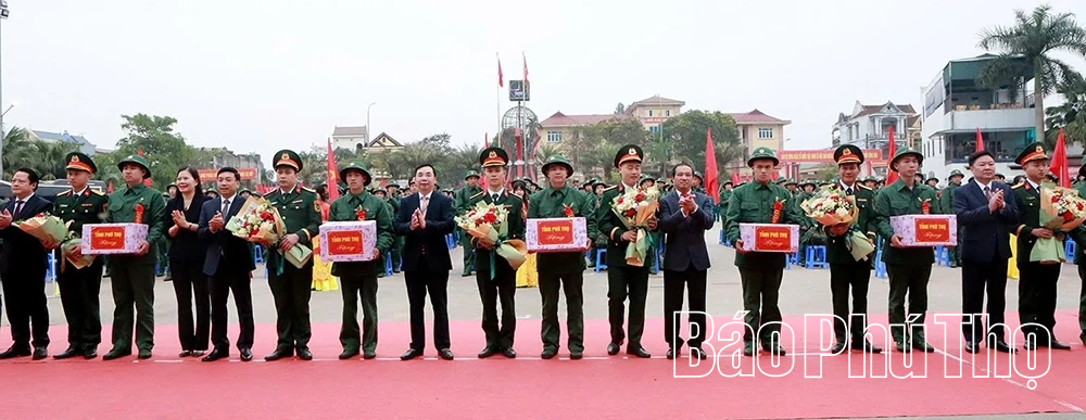 Phó Bí thư Tỉnh ủy Bùi Huy Vĩnh dự lễ giao nhận quân tại Ban Chỉ huy phòng thủ khu vực 1 - Cẩm Khê