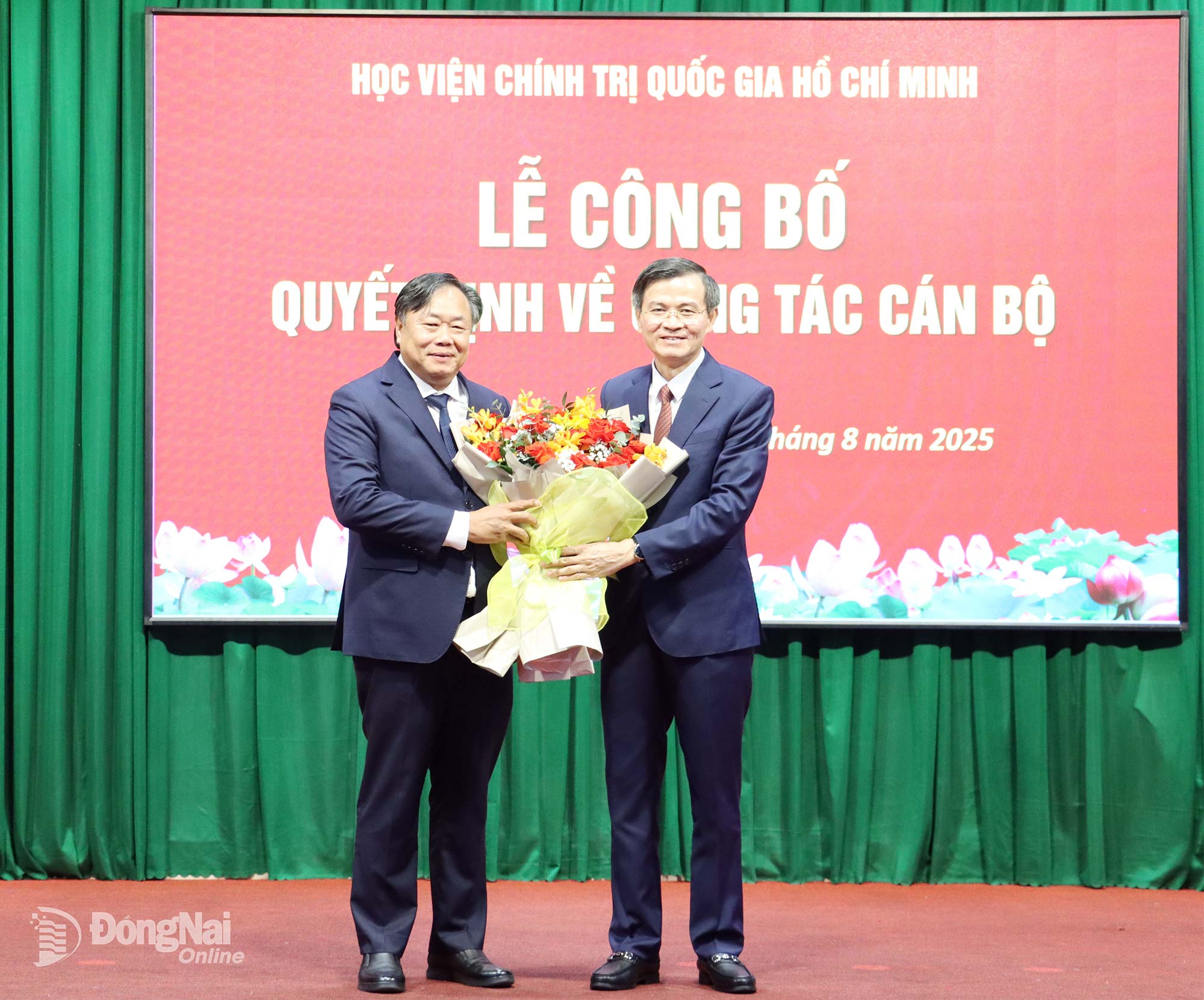 PGS.TS Đoàn Minh Huấn, Ủy viên Trung ương Đảng, Phó Giám đốc Thường trực Học viện Chính trị Quốc gia Hồ Chí Minh trao hoa tri ân PGS.TS Nguyễn Quốc Dũng, Giám đốc Học viện Chính trị khu vực II (bên trái). Ảnh: Đặng Hùng