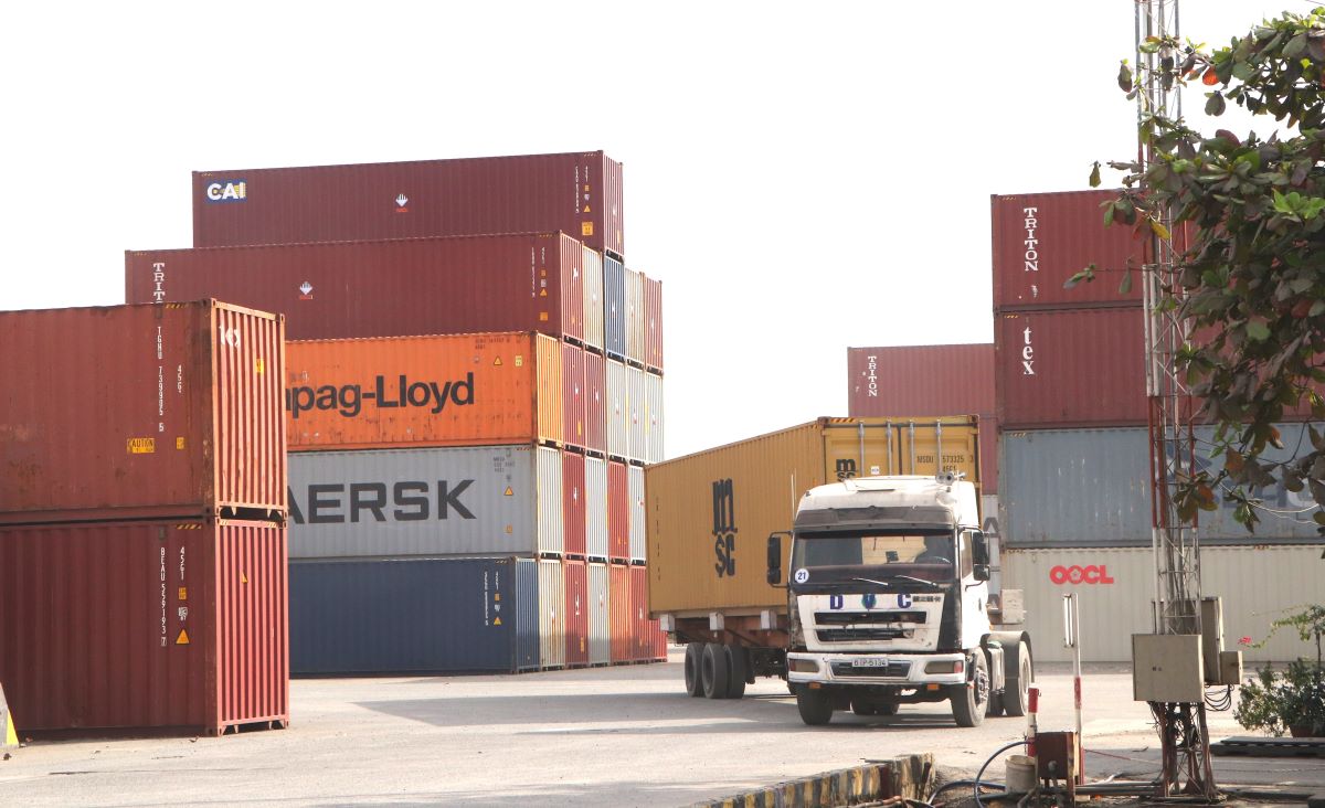 Hoạt động xuất nhập khẩu hàng hóa tại Cảng Đồng Nai. Ảnh: Ngọc Liên