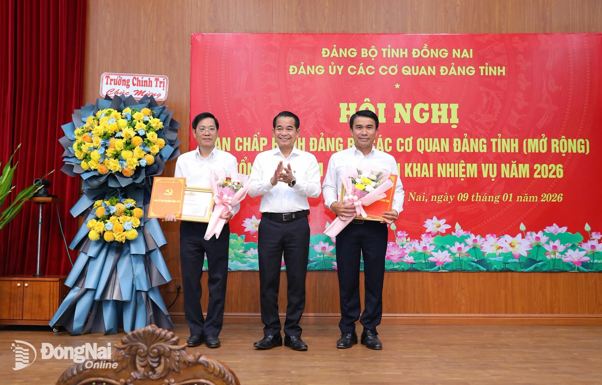 Đồng ch&iacute; Th&aacute;i Bảo, Ph&oacute; B&iacute; thư Tỉnh ủy, Trưởng ban Tổ chức Tỉnh ủy, B&iacute; thư Đảng ủy c&aacute;c cơ quan Đảng tỉnh ch&uacute;c mừng 2 chi bộ cơ sở đạt ti&ecirc;u chuẩn ho&agrave;n th&agrave;nh xuất sắc nhiệm vụ ti&ecirc;u biểu năm 2025, gồm: Chi bộ Cơ quan Đảng ủy c&aacute;c cơ quan Đảng tỉnh v&agrave; Chi bộ Cơ quan Ủy ban Kiểm tra Tỉnh ủy. Ảnh: Huy Anh  