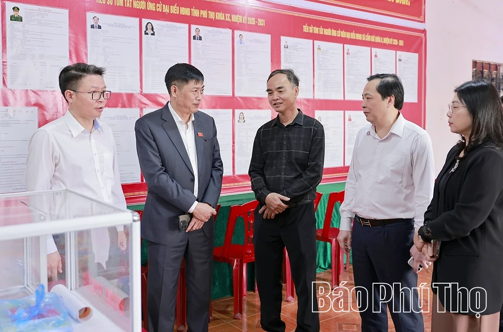 Chủ nhiệm Ủy ban Công tác đại biểu của Quốc hội Nguyễn Hữu Đông kiểm tra công tác chuẩn bị bầu cử tại xã Cẩm Khê