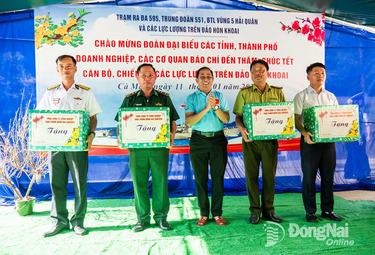 &Ocirc;ng Trần Đăng Ninh, Ph&oacute; tổng gi&aacute;m đốc Tổng c&ocirc;ng ty C&ocirc;ng nghiệp thực phẩm Đồng Nai (DOFICO) tặng qu&agrave; cho c&aacute;c đơn vị. Ảnh: Xu&acirc;n Lượng.