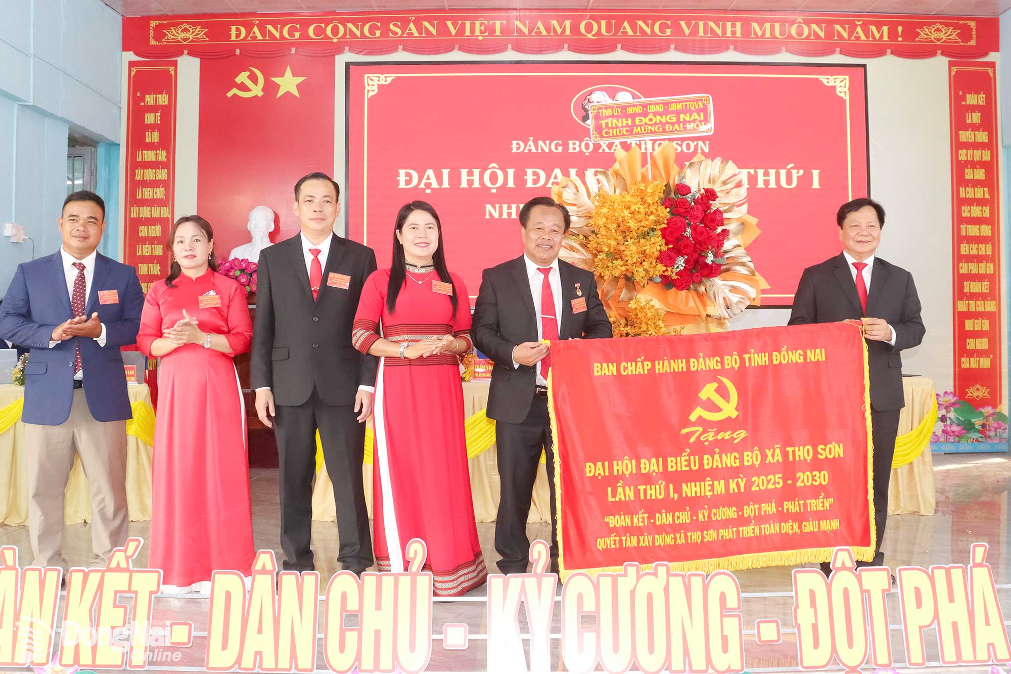 Tỉnh ủy viên, Phó Chủ tịch HĐND tỉnh Đồng Nai Trần Văn Mi tặng lẵng hoa của Tỉnh ủy, HĐND, UBND, Ủy ban MTTQ Việt Nam tỉnh và bức trướng của Ban Chấp hành Đảng bộ tỉnh chúc mừng đại hội. Ảnh: Như Nam