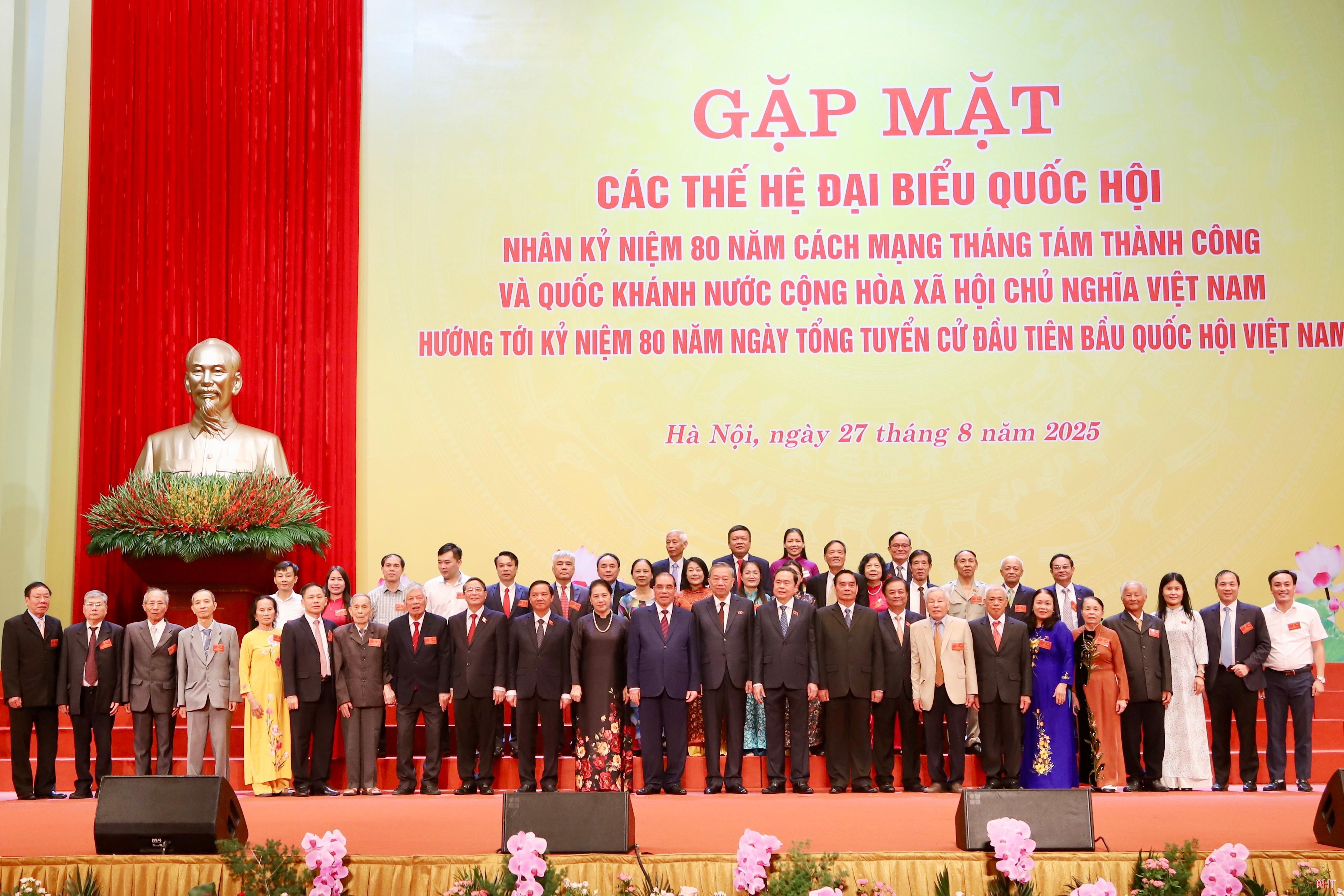 Cụ Minh (thứ 7 từ trái sang hàng thứ nhất) chụp ảnh lưu niệm cùng Tổng Bí thư Tô Lâm, nguyên Tổng Bí thư Nông Đức Mạnh cùng các đồng chí lãnh đạo, nguyên lãnh đạo Đảng, Nhà nước và Đoàn ĐBQH tỉnh Hà Tĩnh qua các thời kỳ, tháng 8/2025.