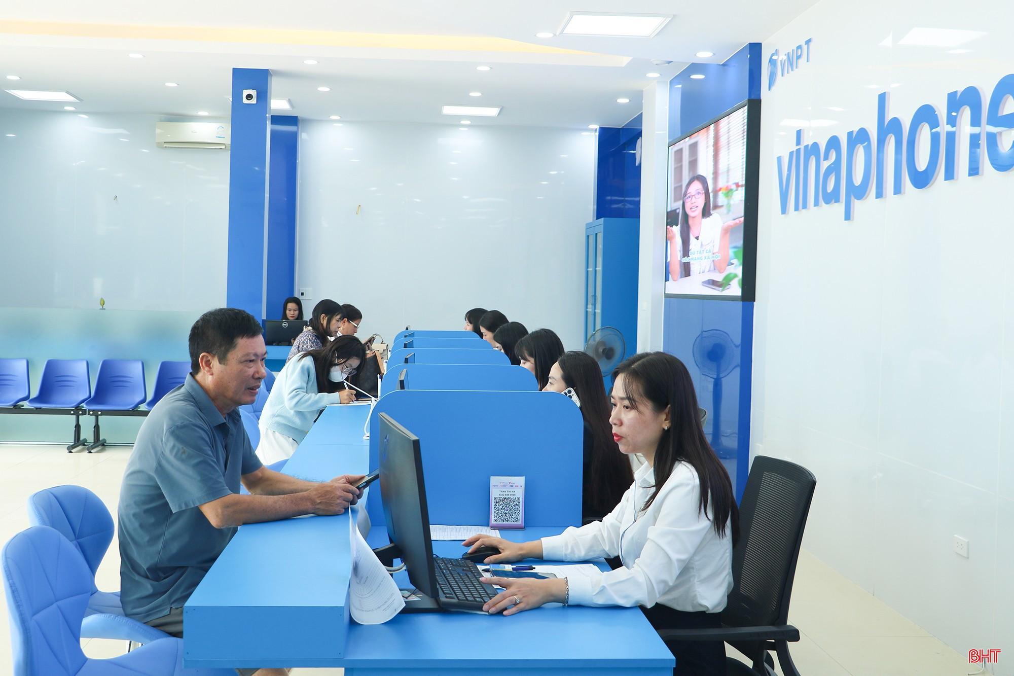 Nhân viên VNPT Hà Tĩnh hỗ trợ khách hàng kiểm tra, chuyển đổi thuê bao tại điểm giao dịch.