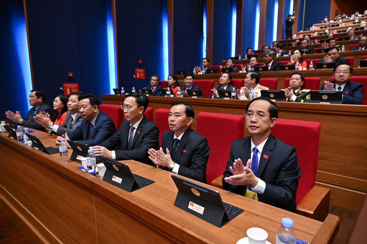 C&aacute;c đại biểu dự phi&ecirc;n thảo luận ở hội trường chiều 21/1.