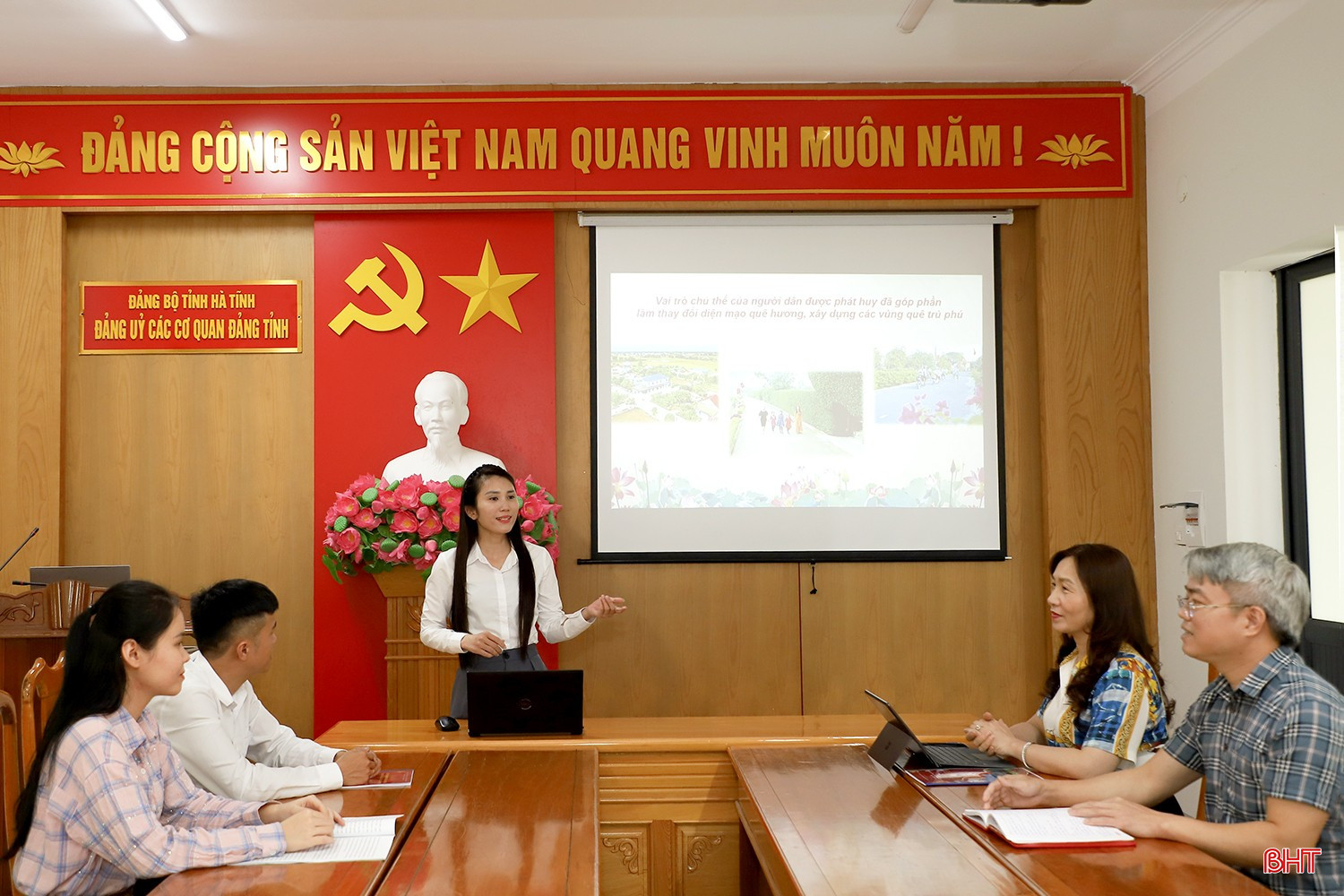 Thí sinh Huyền Trang tập thuyết trình phần thi nhằm chuẩn bị chu đáo nhất cho vòng chung kết sắp tới. bqbht_br_img-15d35.jpg