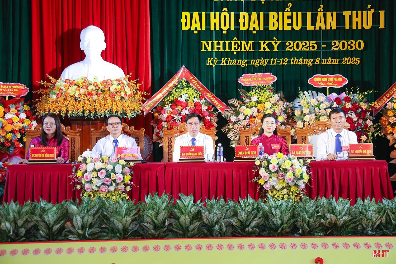 Đoàn chủ tịch chủ trì đại hội.
