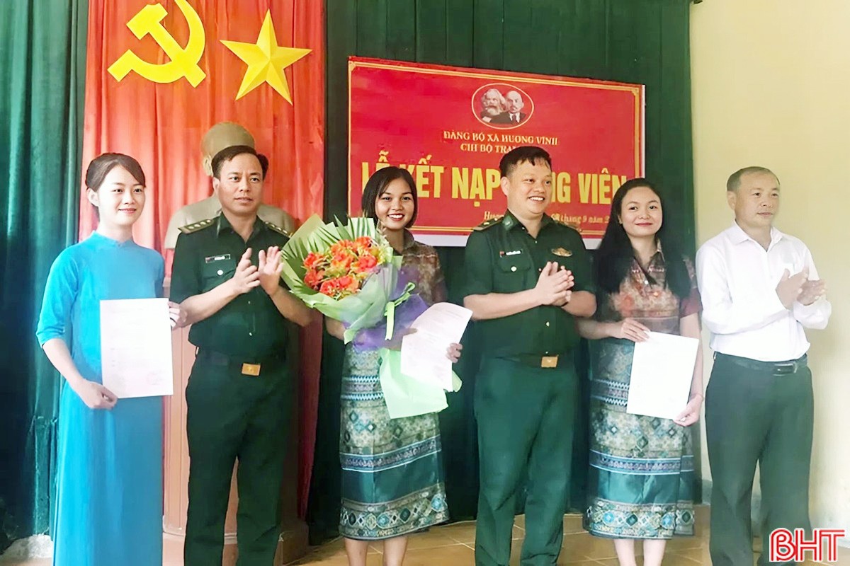 Chị Hường (thứ 3 từ trái sang) và các đảng viên tại lễ kết nạp Đảng (năm 2024). image-2.jpg