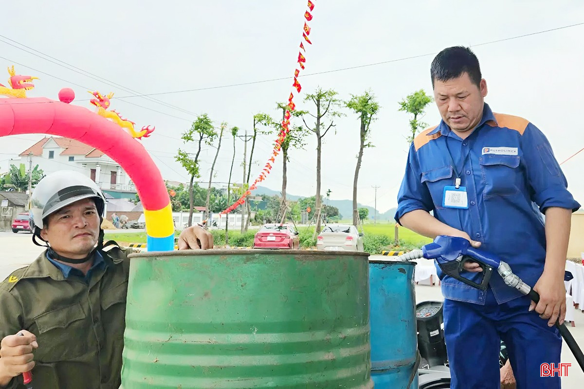 Đảng viên và người lao động Công ty TNHH MTV Petrolimex Hà Tĩnh tích cực lao động sản xuất, góp phần xây dựng Đảng bộ ngày càng vững mạnh. bqbht_br_3.jpg