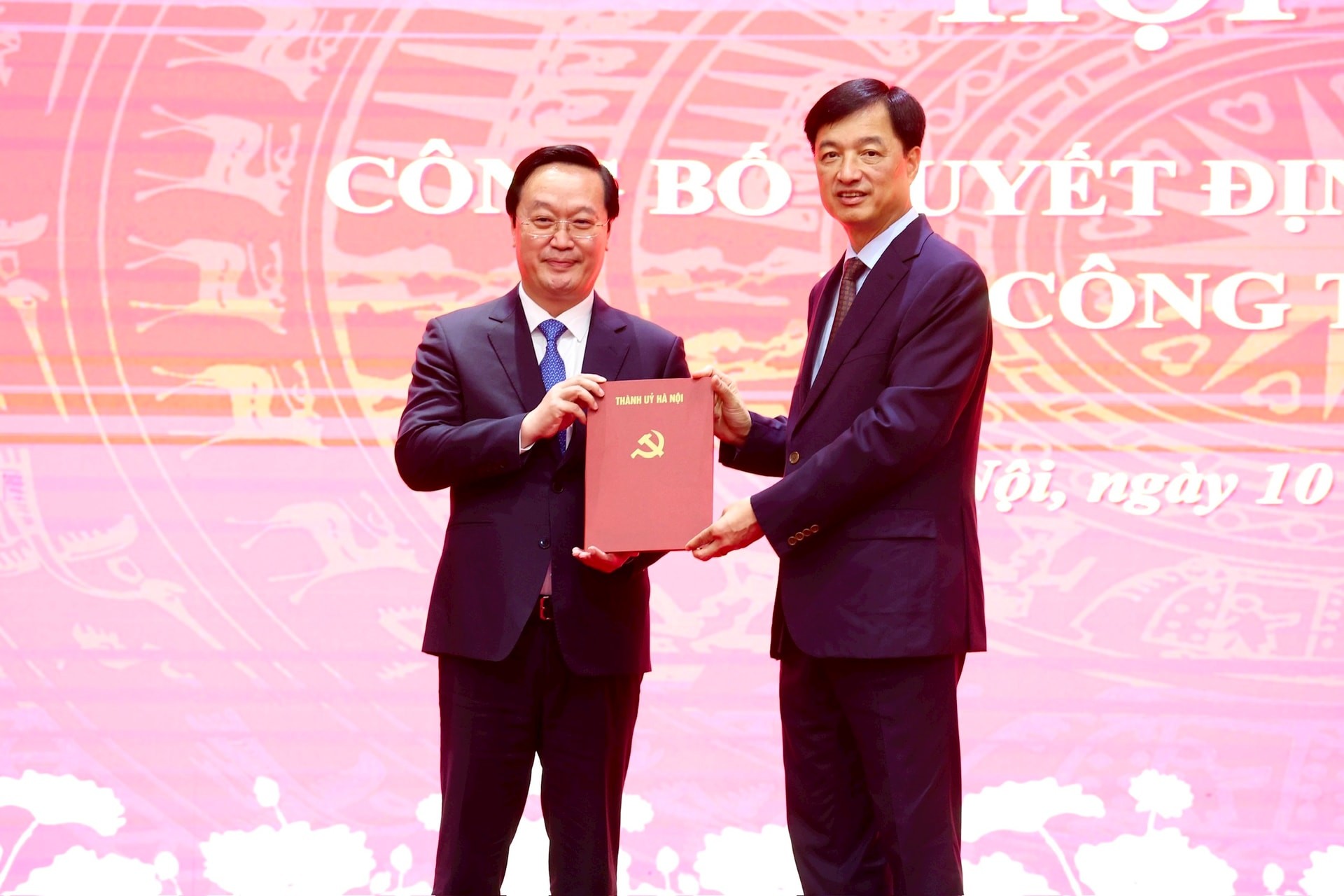 Bí thư Thành ủy Hà Nội Nguyễn Duy Ngọc trao quyết định của Bộ Chính trị cho đồng chí Nguyễn Đức Trung. Ảnh: Viết Thành