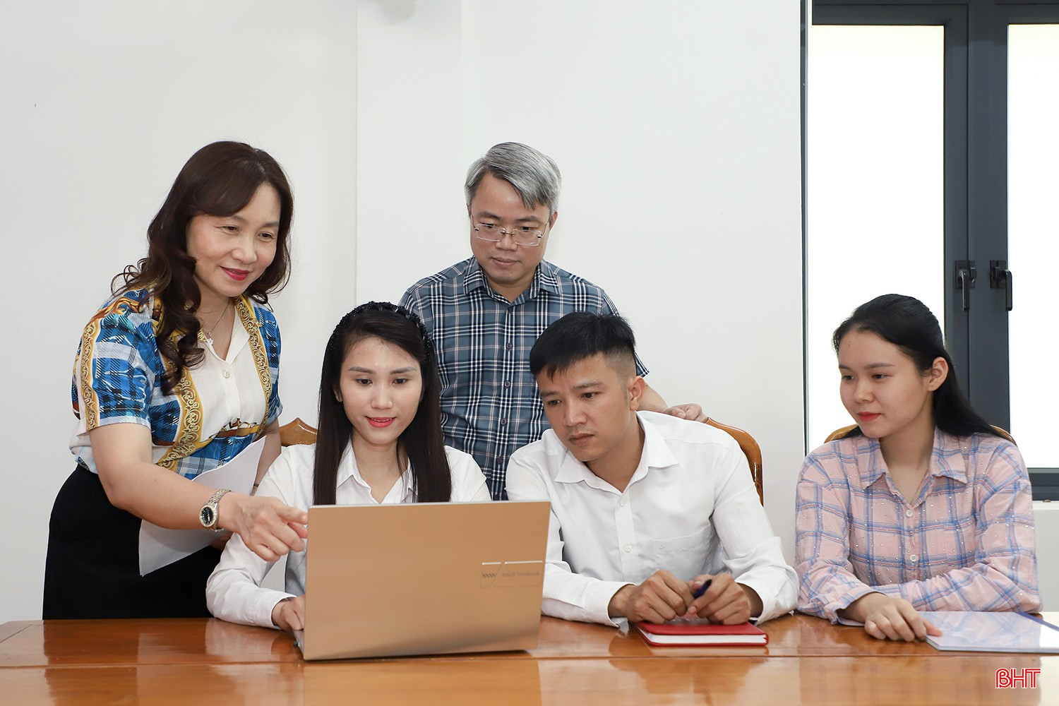 Các đồng chí lãnh đạo Đảng ủy Các cơ quan Đảng tỉnh tham gia góp ý nội dung thuyết trình, trình chiếu slide của thí sinh Trần Thị Huyền Trang. bqbht_br_idg-1589.jpg