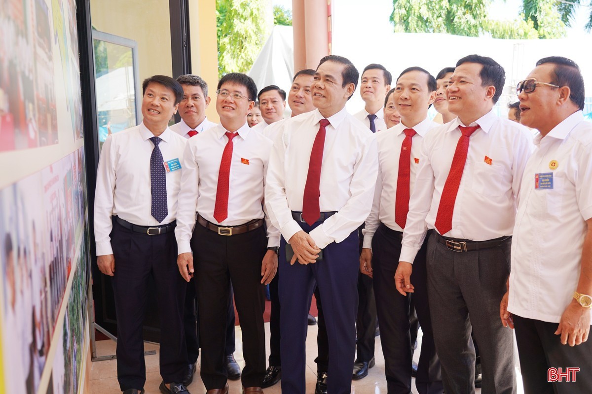 ...Chủ tịch UBND tỉnh Võ Trọng Hải và các đại biểu tham quan trưng bày thành tựu địa phương bên lề Đại hội Đảng bộ xã Đức Đồng. 66.jpg