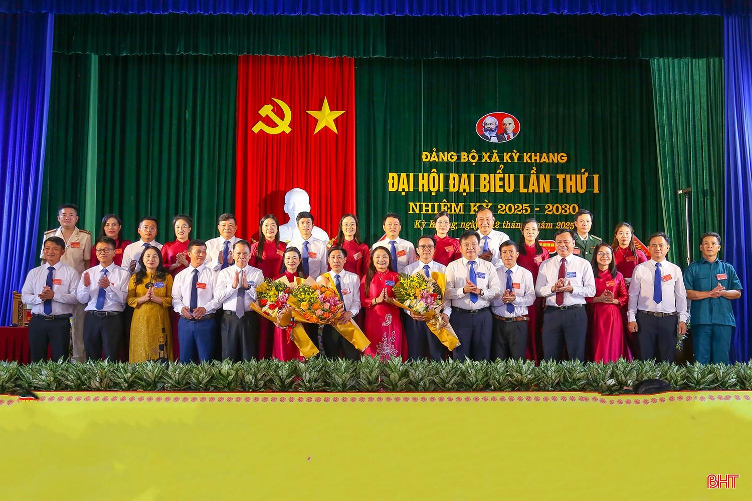 Phó Bí thư chuyên trách Đảng ủy UBND tỉnh Nguyễn Thị Hà Tân và các đại biểu tặng hoa chúc mừng Ban Chấp hành Đảng bộ xã Kỳ Khang nhiệm kỳ 2025 - 2030.