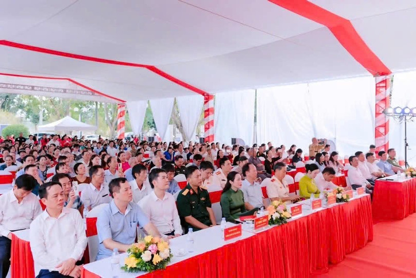 Các đại biểu tham dự Lễ khai trương Nhà trưng bày Xô viết Nghệ Tĩnh, khai mạc trưng bày chuyên đề “Khát vọng tự do” và gặp mặt thân nhân các chiến sĩ Xô viết Nghệ Tĩnh. Ảnh: Phụ nữ Việt Nam 2.jpg