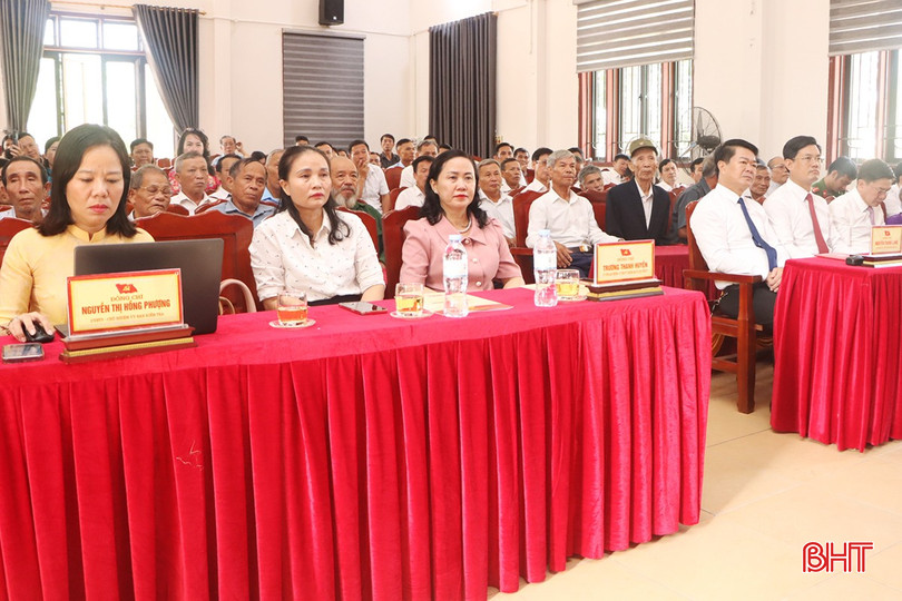 Trưởng ban Tổ chức Tỉnh ủy Trương Thanh Huyền tham dự lễ trao tặng Huy hiệu Đảng tại xã Cẩm Hưng.