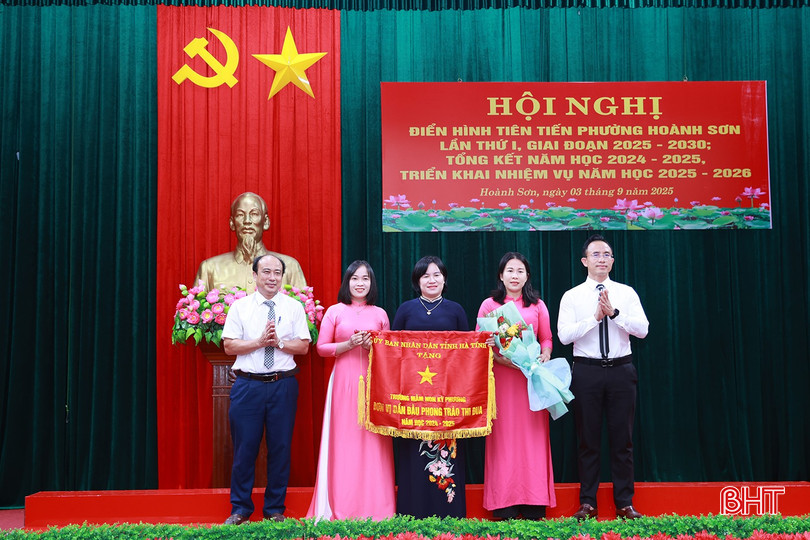 ...và trao tặng cờ thi đua, bằng khen, giấy khen cho các tập thể, cá nhân có thành tích xuất sắc trong năm học 2024-2025. bqbht_br_img-1674.jpg