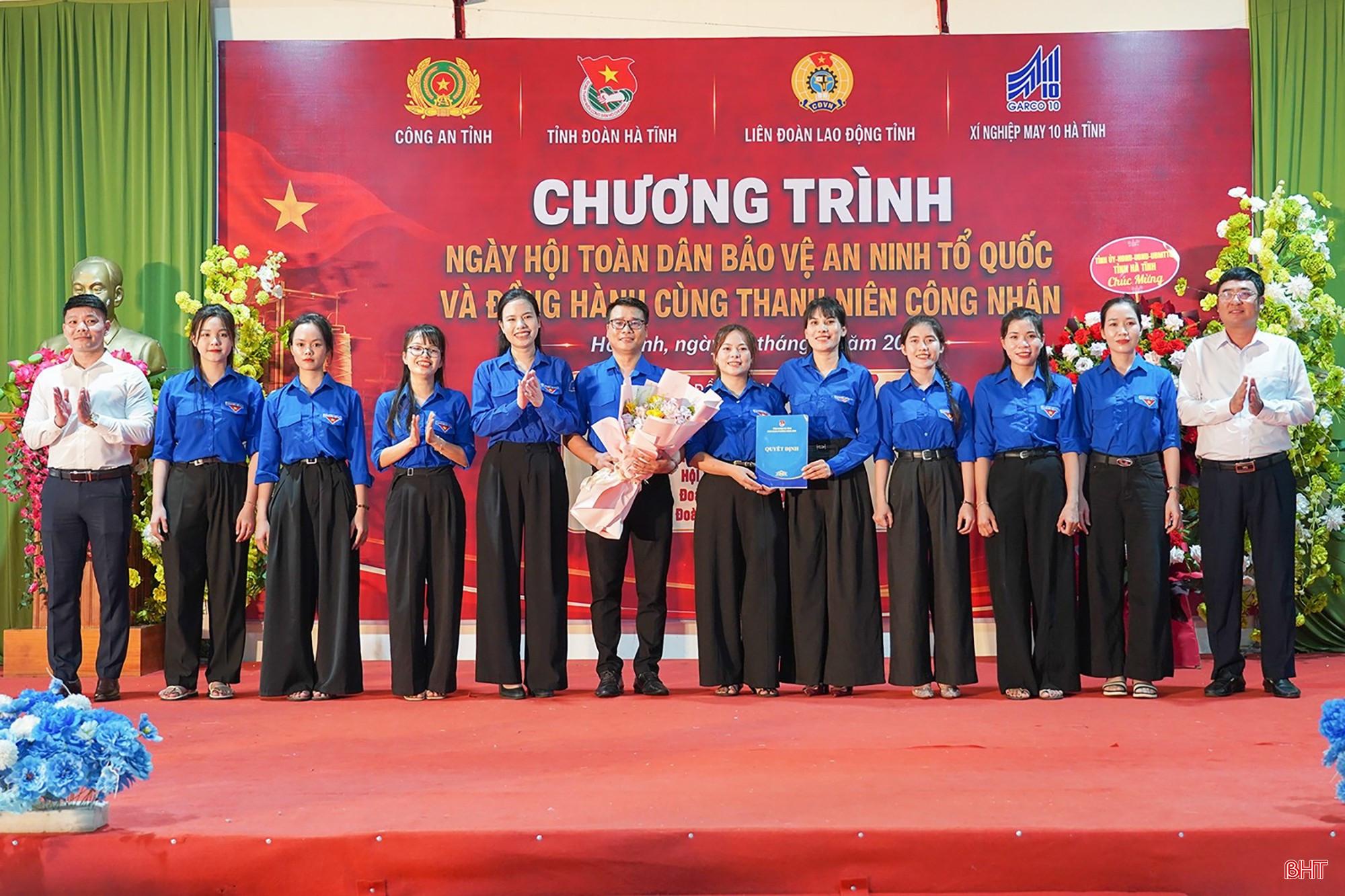 Ngày 9/8, Đoàn phường Vũng Áng ra mắt Đoàn cơ sở Xí nghiệp May 10 Hà Tĩnh. Ảnh: Sĩ Hoàng.