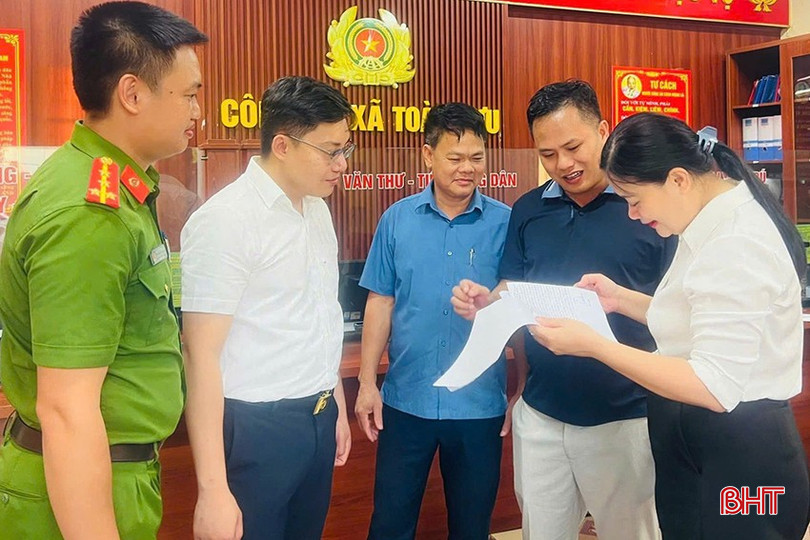 Công an xã Toàn Lưu đã thu nhận 1.190 hồ sơ dữ liệu đổi thẻ đảng viên, đạt 100% kế hoạch đề ra. bqbht_br_14d.jpg