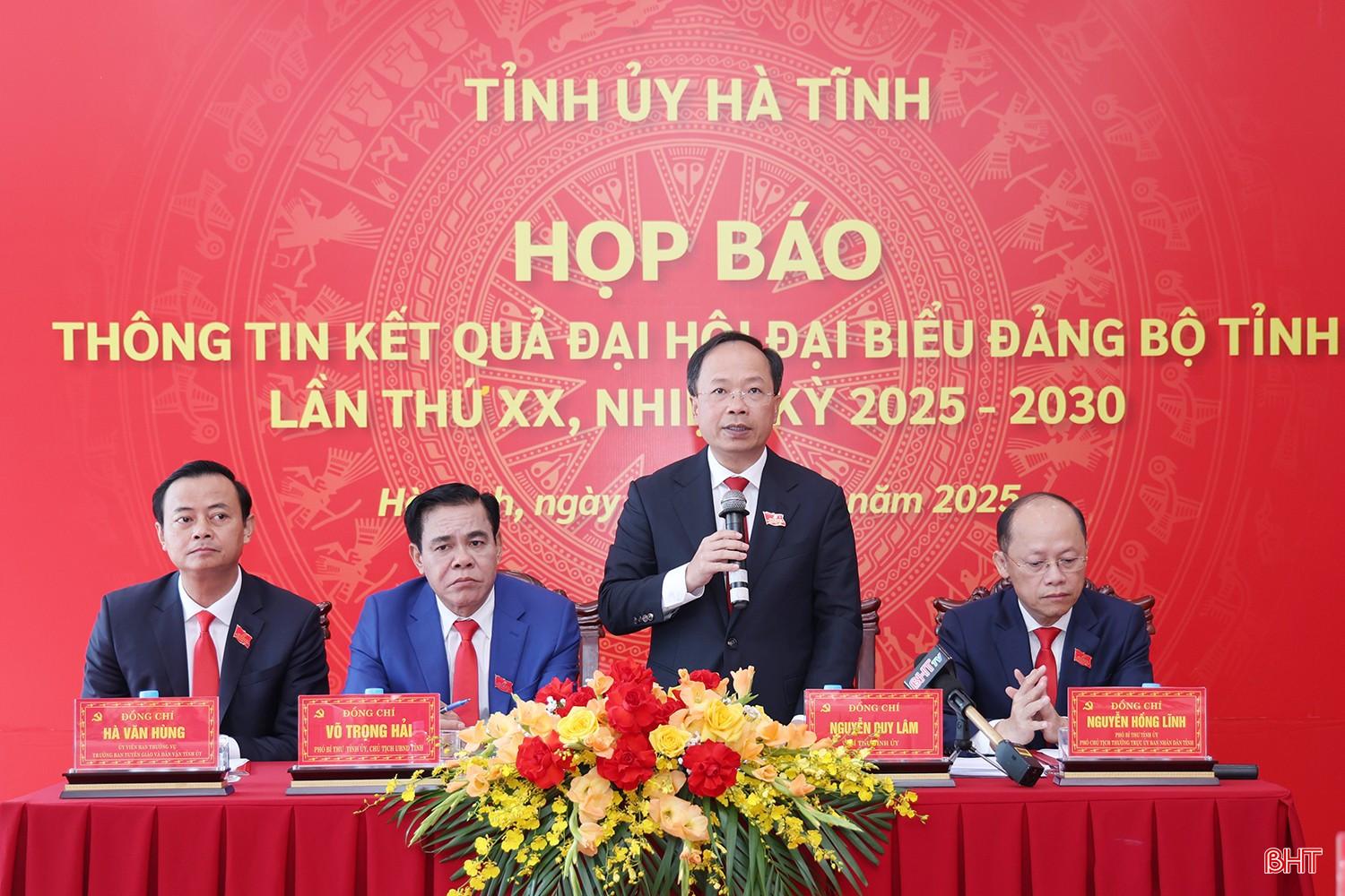 Các đồng chí Thường trực Tỉnh ủy và lãnh đạo Ban Tuyên giáo và Dân vận Tỉnh ủy chủ trì họp báo ngay sau đại hội.