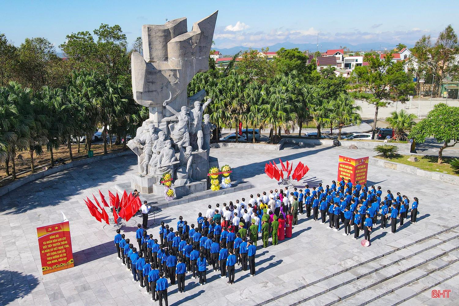 Đoàn đại biểu dâng hoa tại Tượng đài Xô Viết Nghệ Tĩnh. bqbht_br_adji-fly-20250912-083132-338-1757640901988-photo.jpg