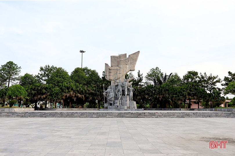 Tượng đài Xô Viết ở xã Can Lộc. Tượng đài Xô Viết ở xã Can Lộc.