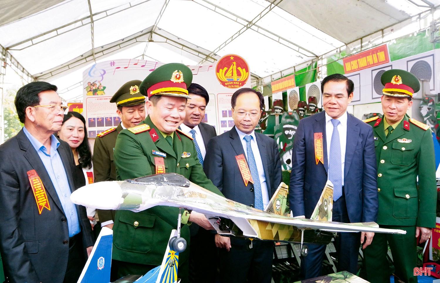 Lãnh đạo tỉnh Hà Tĩnh tham quan mô hình học cụ trong lễ ra quân huấn luyện năm 2025. bqbht_br_888.jpg