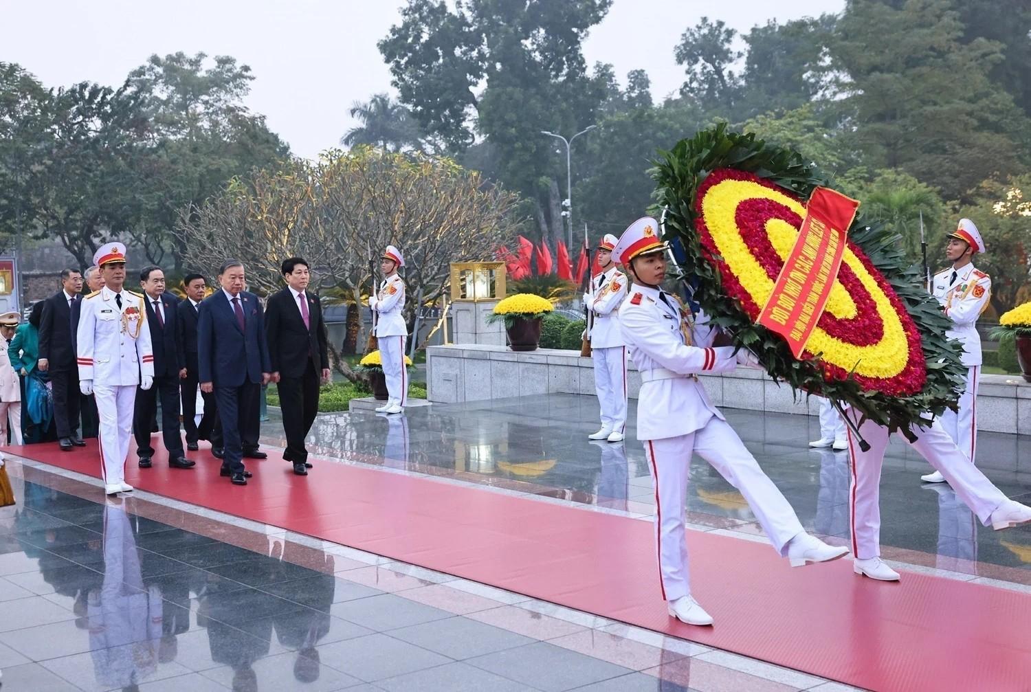 S&aacute;ng 19/1, trước giờ khai mạc phi&ecirc;n tr&ugrave; bị, c&aacute;c đại biểu dự Đại hội đ&atilde; v&agrave;o Lăng viếng Chủ tịch Hồ Ch&iacute; Minh. Sau đ&oacute;, c&aacute;c đồng ch&iacute; Ủy vi&ecirc;n Bộ Ch&iacute;nh trị, Ban B&iacute; thư v&agrave; c&aacute;c đồng ch&iacute; Trưởng đo&agrave;n đại biểu của c&aacute;c đảng bộ trực thuộc Trung ương dự đại hội đặt v&ograve;ng hoa v&agrave; d&acirc;ng hương tại Đ&agrave;i tưởng niệm c&aacute;c anh h&ugrave;ng liệt sỹ.