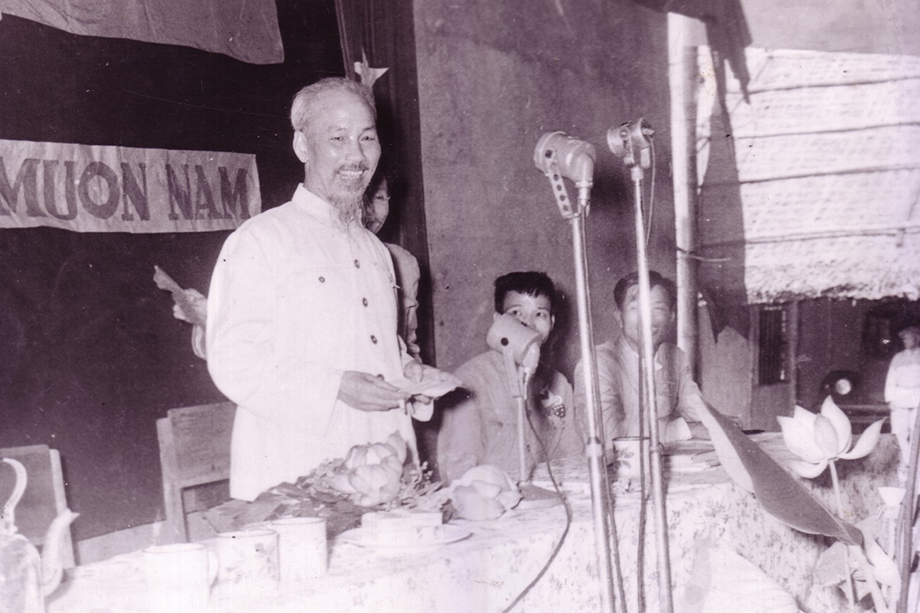 bac-ho-noi-chuyen-voi-cac-dai-bieu-tang-lop-nhan-dan-ha-tinh-ngay-15-6-1957-copy.jpg