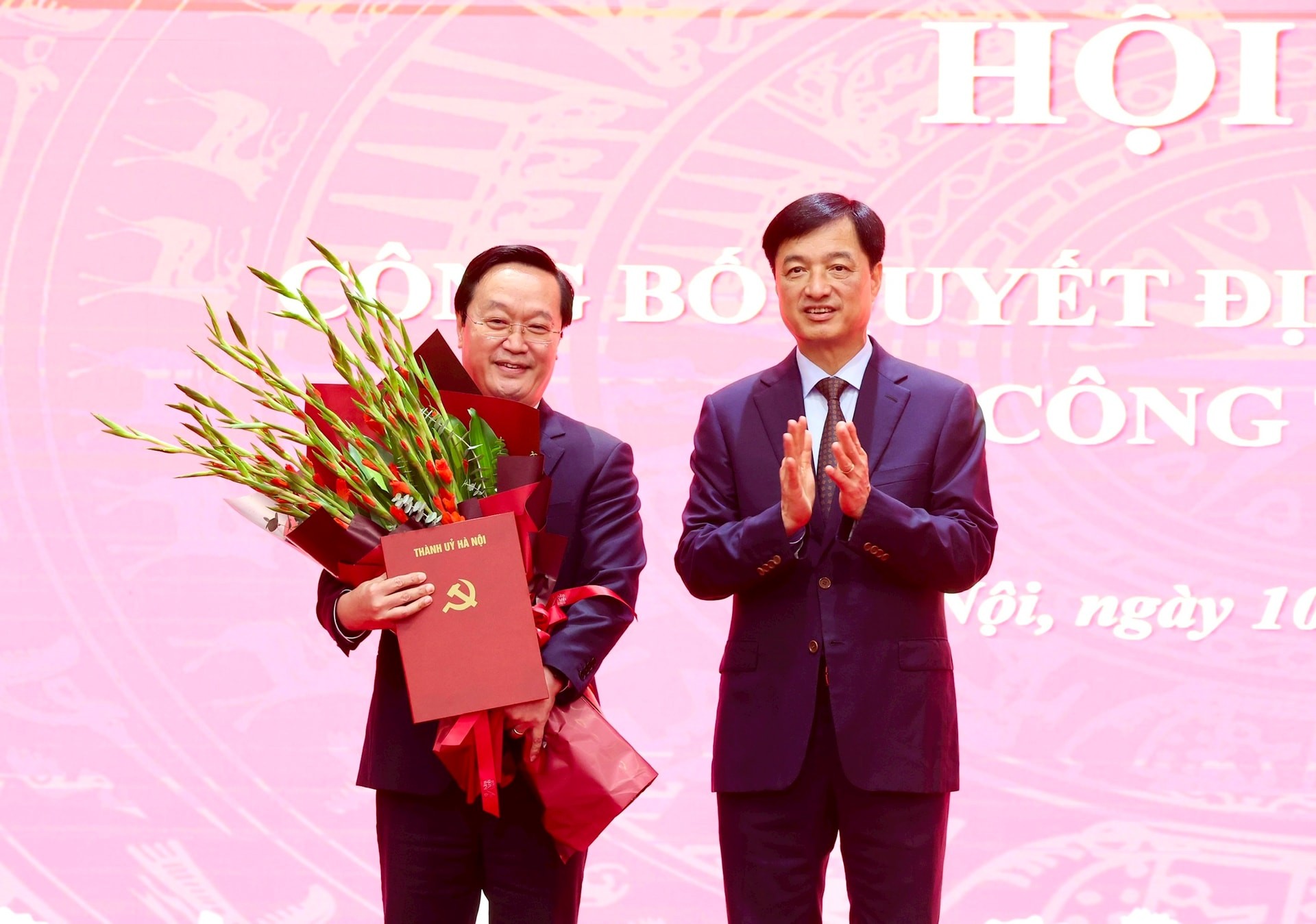 Bí thư Thành ủy Hà Nội Nguyễn Duy Ngọc tặng hoa chúc mừng đồng chí Nguyễn Đức Trung. Ảnh: Viết Thành